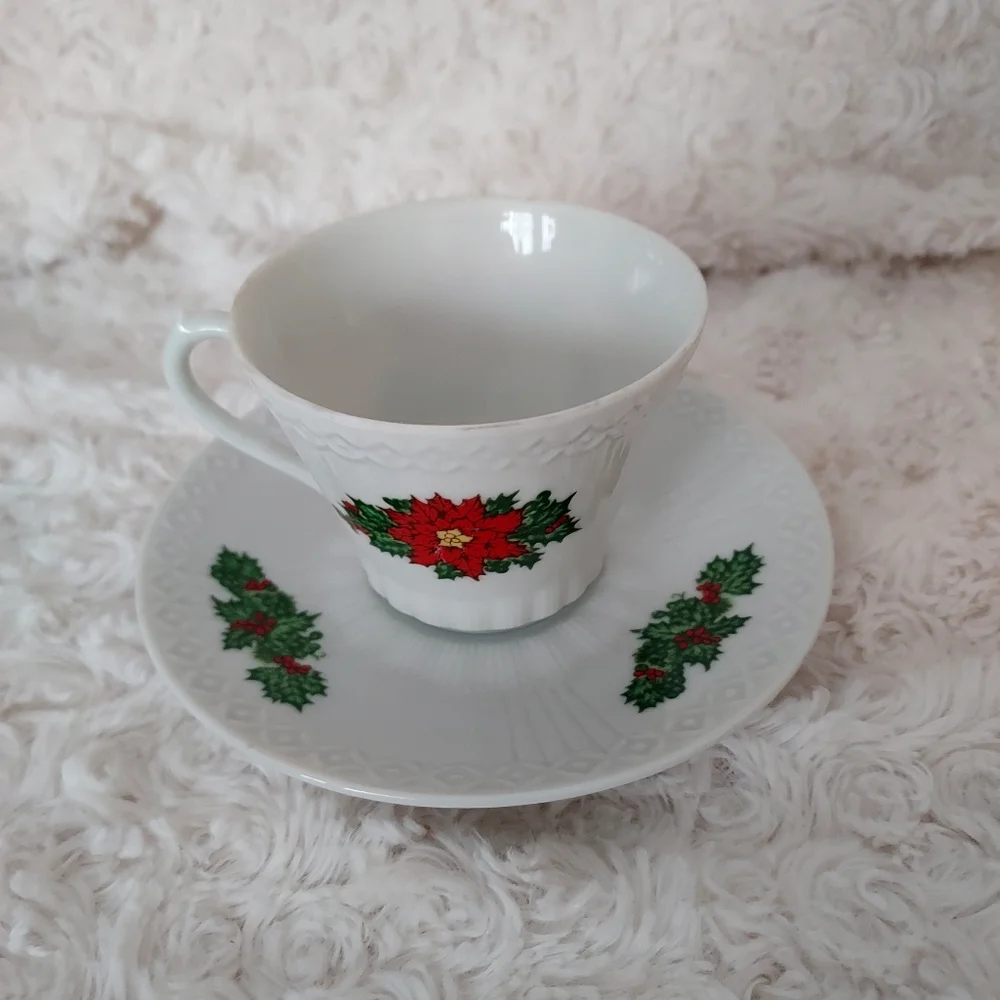 Vintage Dainty Poinsettia Christmas Tea Cup & Saucer set by Inarco Japan Holiday